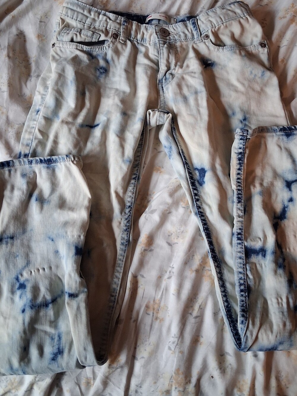 Levi's Women's Tie-Dye Slim Jeans in White/Blue